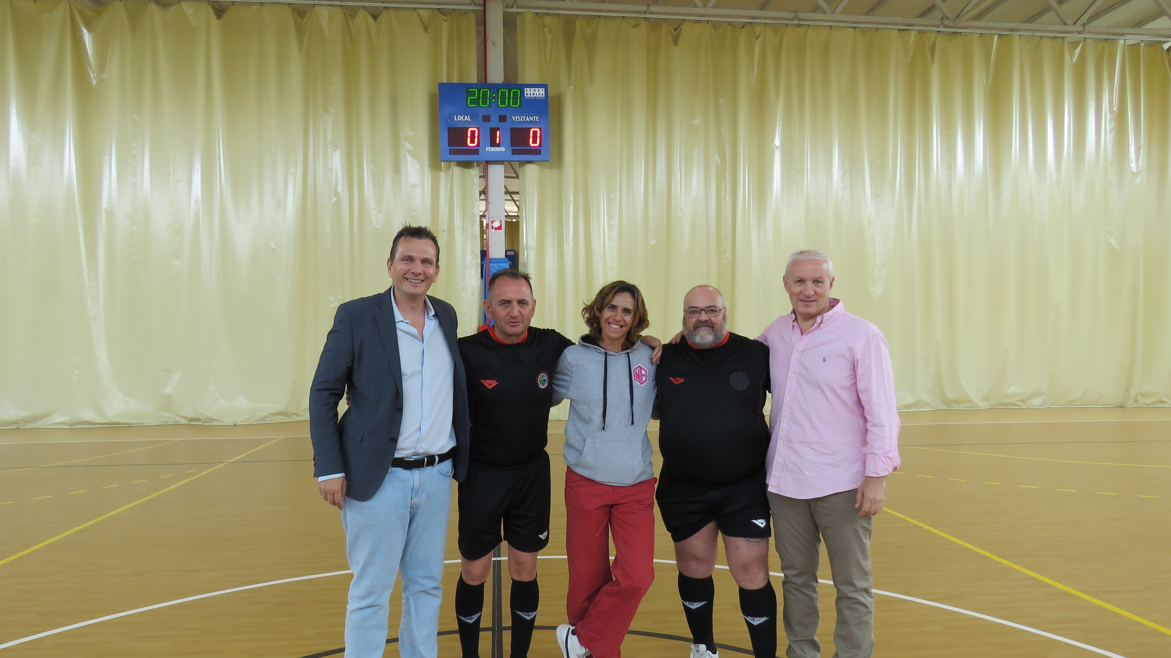 Nuria y Equipo arbitral 1